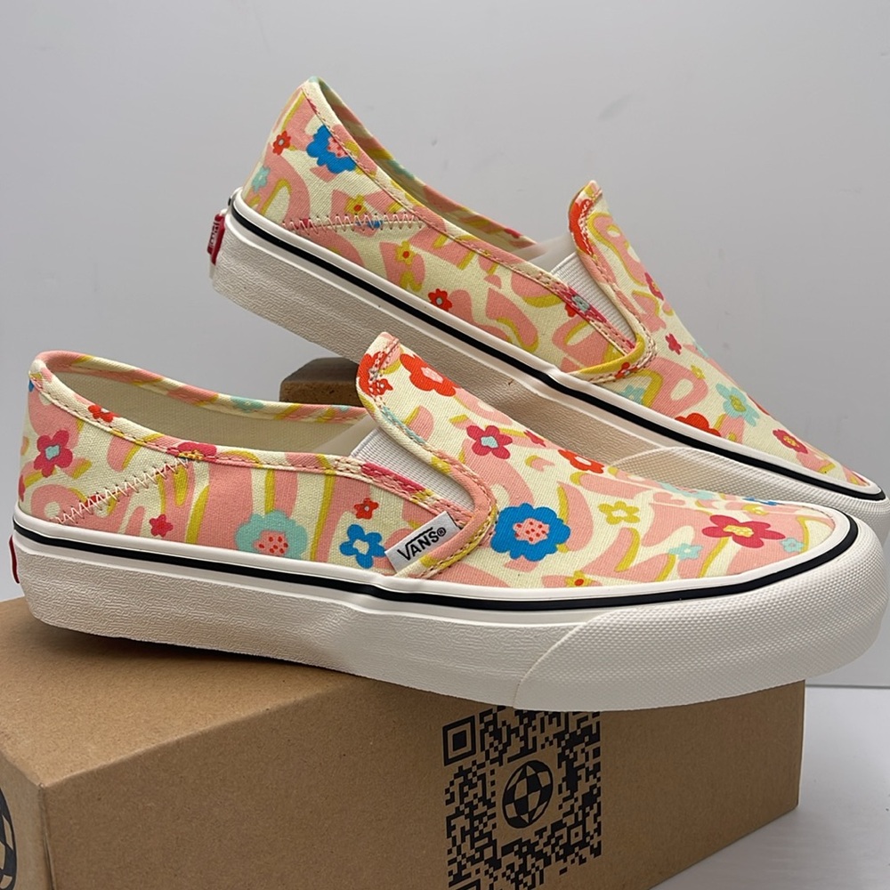 Vans WMNS Floral Slip-On Sneakers - Multicolor Slip-On Vr3 Sf
Groovy Floral Mars - Picture 7 of 16